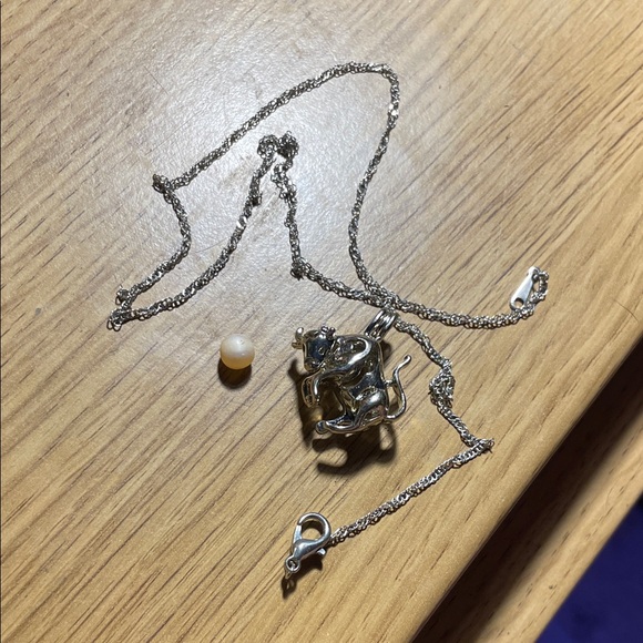 Lustrous Cream Pearl Jewelry Piece - Picture 4 of 4